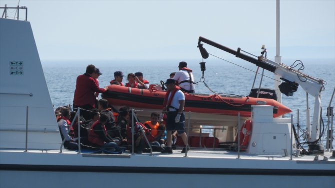 Düzensiz göçmenleri taşıyan botta fenalaşan kadın kurtarıldı