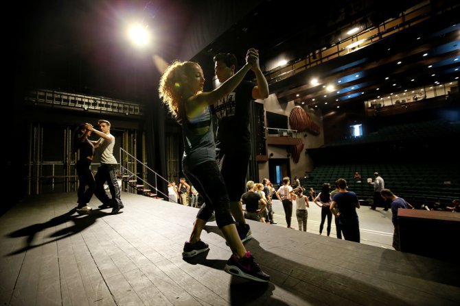 "Lüküs Hayat" ilk kez Devlet Tiyatroları sahnesinde
