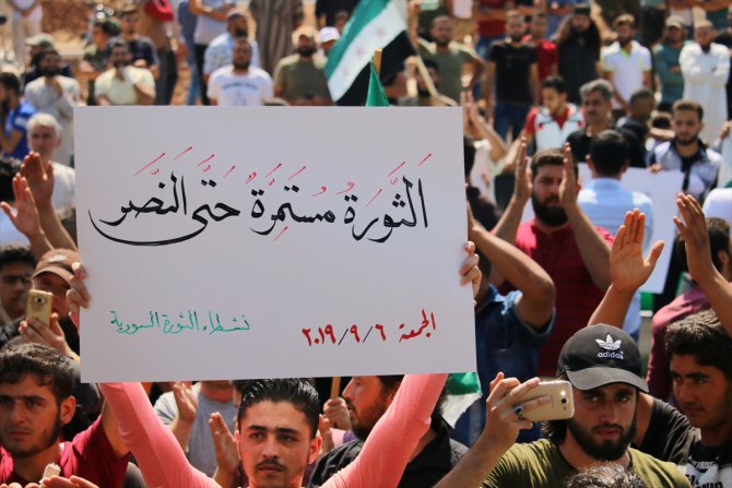 İdlib'deki siviller, rejim ve Rusya'yı protestoyu sürdürüyor