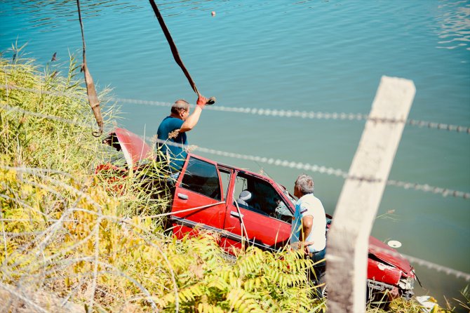 Gölete devrilen otomobildeki iki kişiden biri öldü
