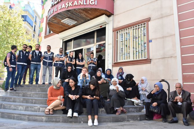 HDP İl binası önünde eylem yapan aile tehdit edildiğini iddia etti