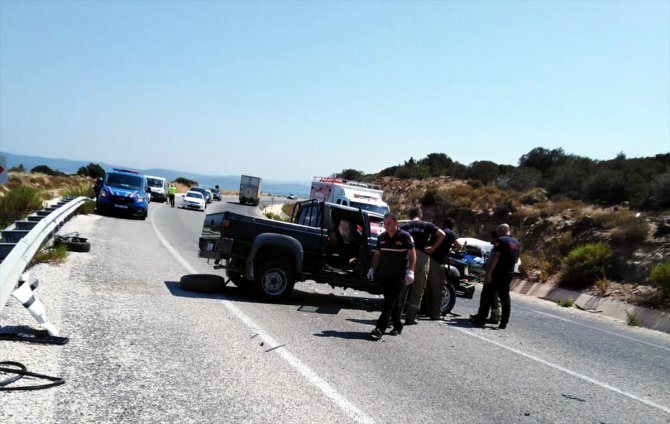 Urla'da kamyonet ile otomobil çarpıştı: 1 ölü, 4 yaralı