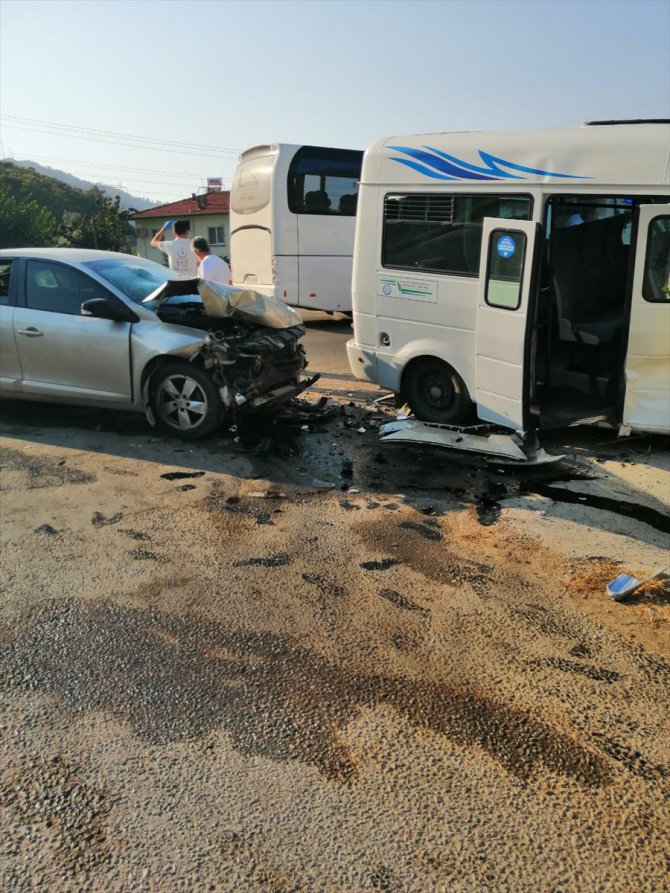 Muğla'da minibüsle otomobil çarpıştı: 9 yaralı