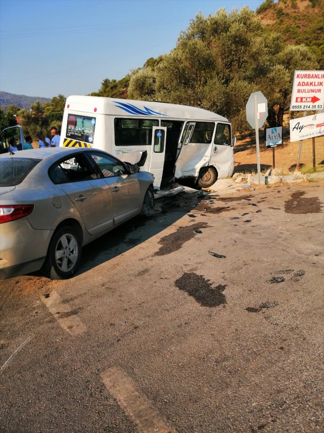 Muğla'da minibüsle otomobil çarpıştı: 9 yaralı