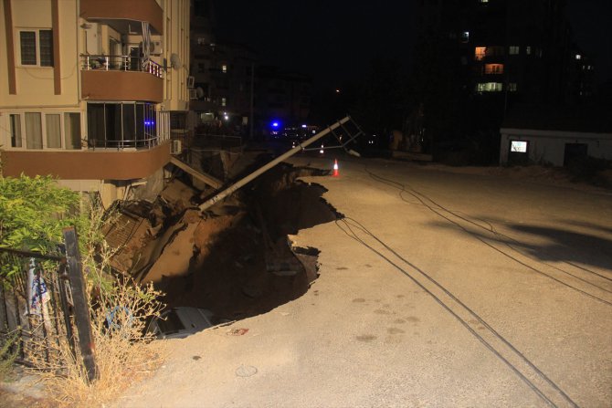 İzmir'de istinat duvarı yıkılan apartman boşaltıldı