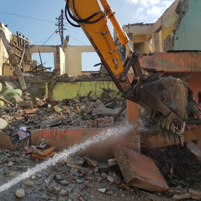 Kocaeli'de ağır hasarlı binalar yıkılıyor