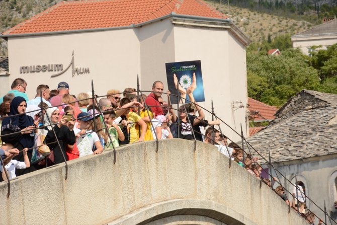 Srebrenitsa kurbanları için Mostar'da anma yürüyüşü
