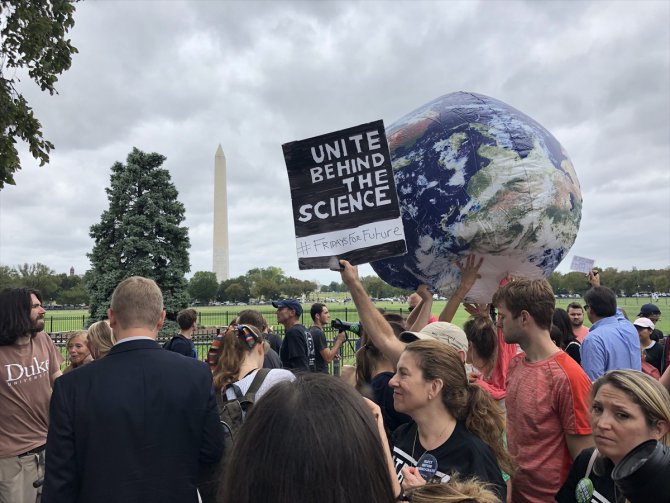 İklim aktivisti Thunberg'den Beyaz Saray önünde protesto