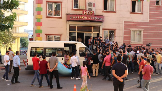 HDP önündeki oturma eyleminde "battaniye" gerginliği