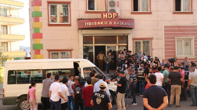 HDP önündeki oturma eyleminde "battaniye" gerginliği