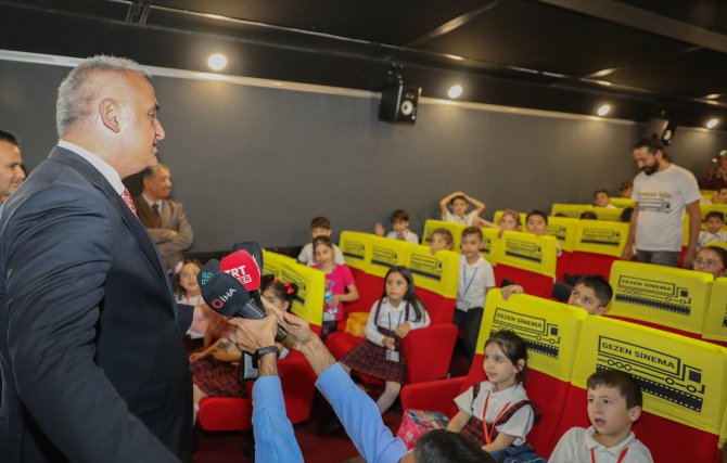 Bakan Ersoy, "Gezen Sinema Tırı"nı uğurladı