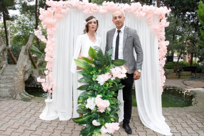 Genç çift nikah törenini huzurevinde yaptı