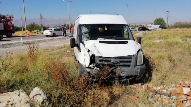 Isparta’da minibüs ile tarım aracı çarpıştı: 1 ölü