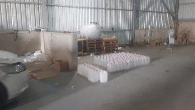 GÜNCELLEME - İzmir'de besi çiftliğine sahte alkol ve kaçak tütün operasyonu