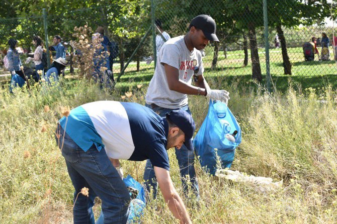 Uluslararası öğrenciler Mogan Gölü'nde çevre temizliği yaptı
