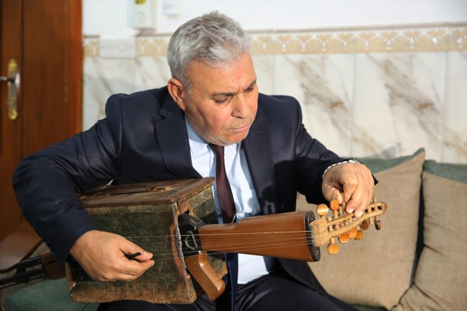 Iraklı öğretmen kalaşnikof tüfeğini müzik aletine dönüştürdü
