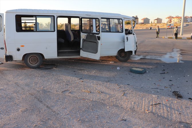 Karaman'da iki minibüs çarpıştı: 15 yaralı