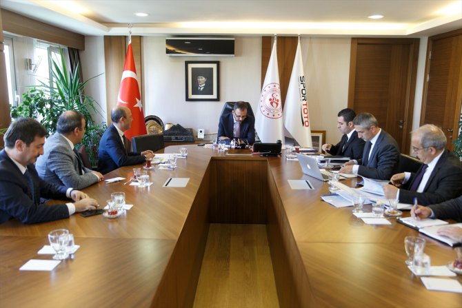 Bakan Kasapoğlu, federasyon başkanlarıyla bir araya geldi