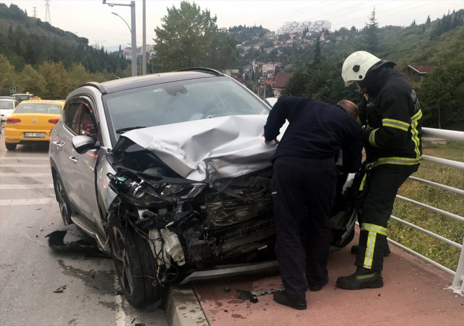 Kocaeli'de otomobille cip çarpıştı: 2 yaralı