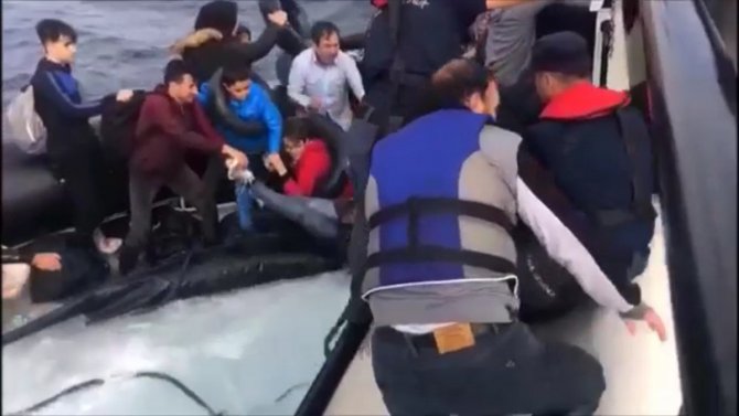 Mehmetçik düzensiz göçmenleri dev dalgaların arasından almış