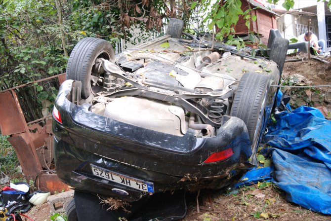 Üsküdar'da otomobil bahçeye yuvarlandı