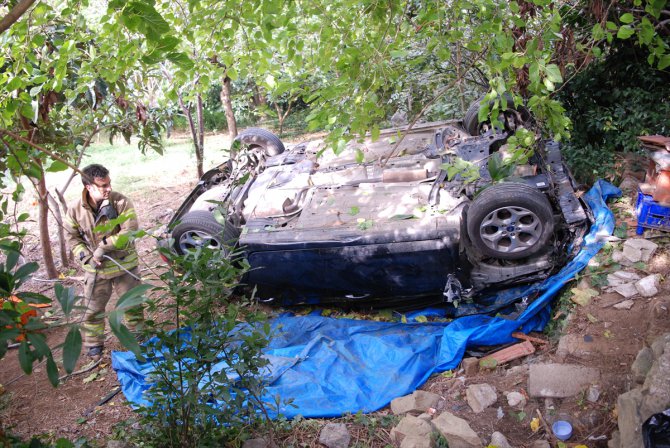 Üsküdar'da otomobil bahçeye yuvarlandı