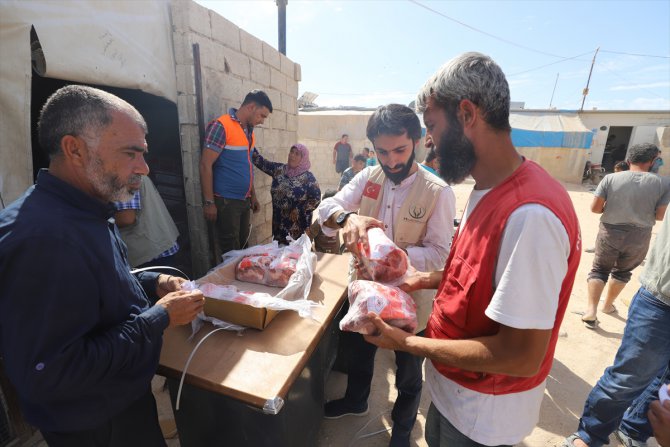 İHH ve Hayat Yolu Derneği’nden Suriye'de et dağıtımı