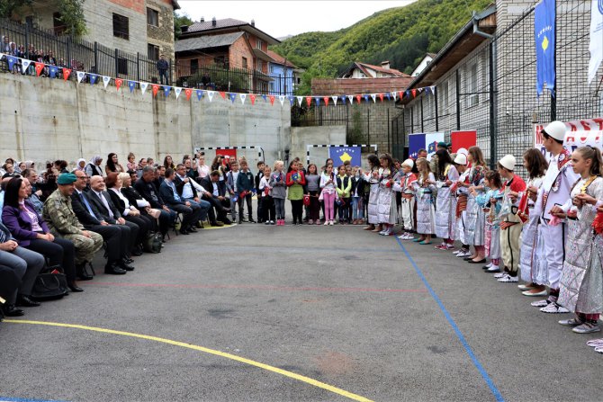Türk askeri Kosova'da köy okulu onardı