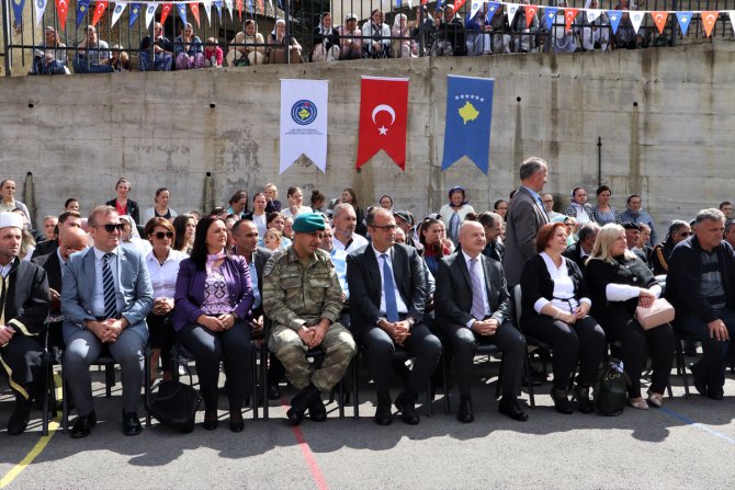 Türk askeri Kosova'da köy okulu onardı
