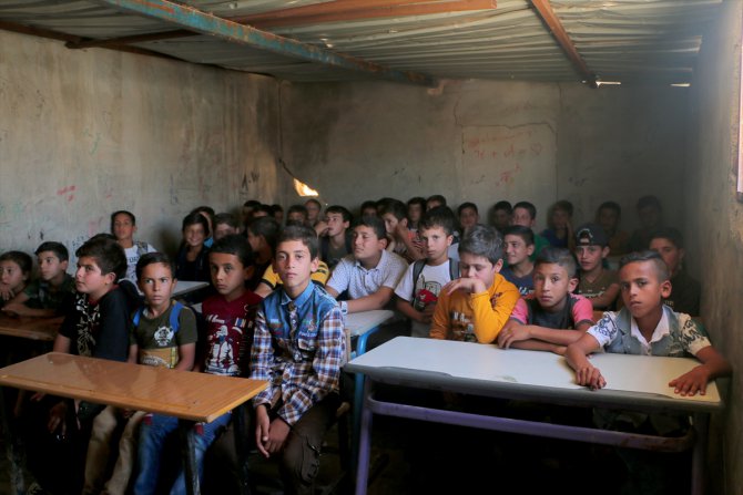 İdlib'de yeni eğitim yılı göç ve saldırıların gölgesinde başladı