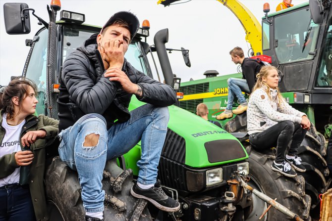Hollanda'da çiftçilerden hükümetin tarım politikasına protesto