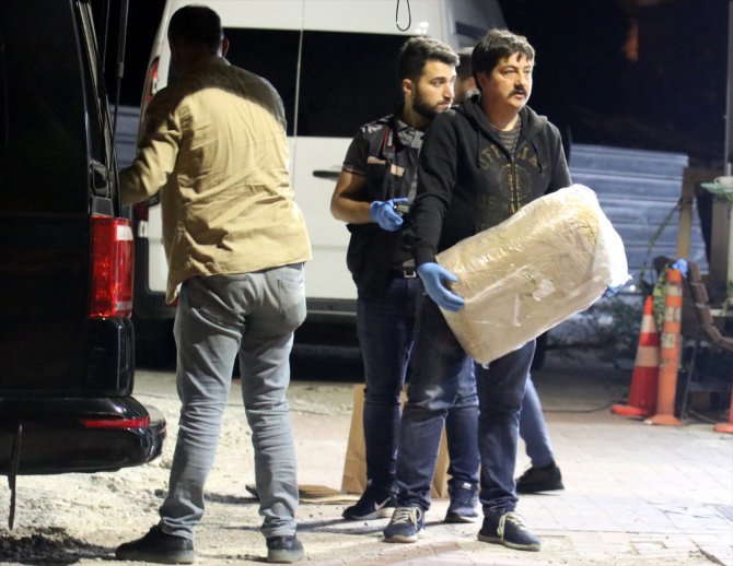 İzmir'de yaklaşık 1 ton uyuşturucu ele geçirildi