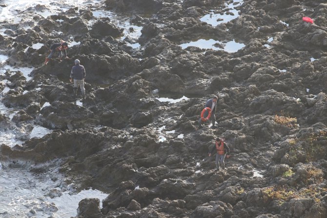 GÜNCELLEME - Kayalıklarda mahsur kalan balıkçılar kurtarıldı