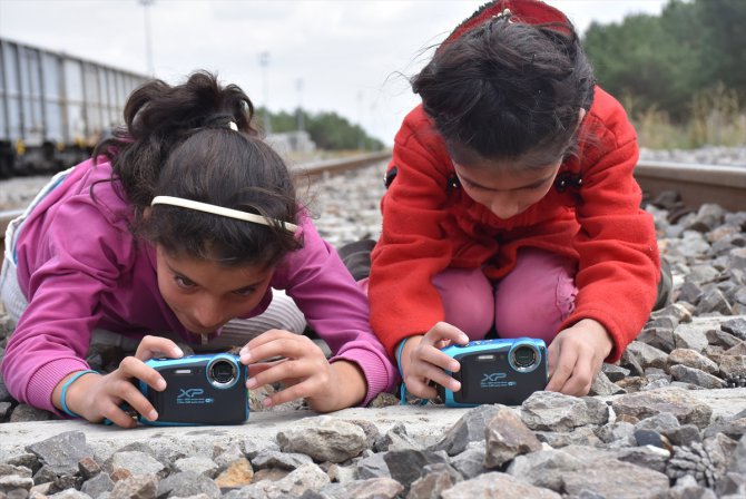 Köy köy dolaşıp öğrencilere fotoğrafçılığı öğretiyor