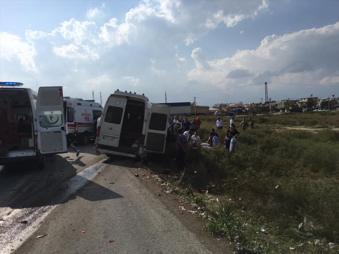 Mersin'de yolcu minibüsü ile otomobil çarpıştı: 5 yaralı