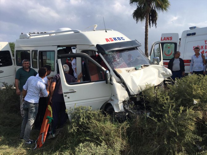 Mersin'de yolcu minibüsü ile otomobil çarpıştı: 5 yaralı