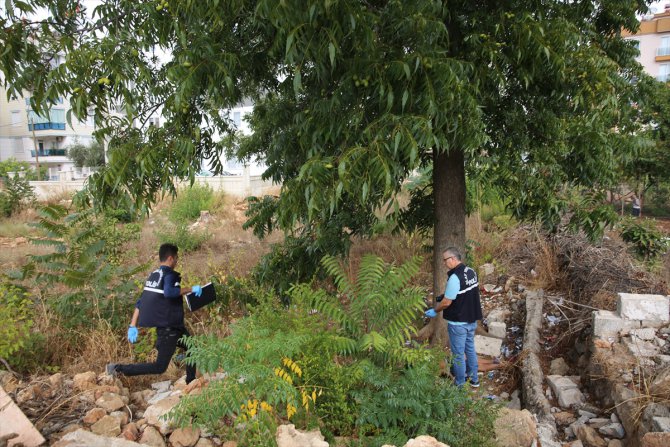 Antalya'da arazide erkek cesedi bulundu