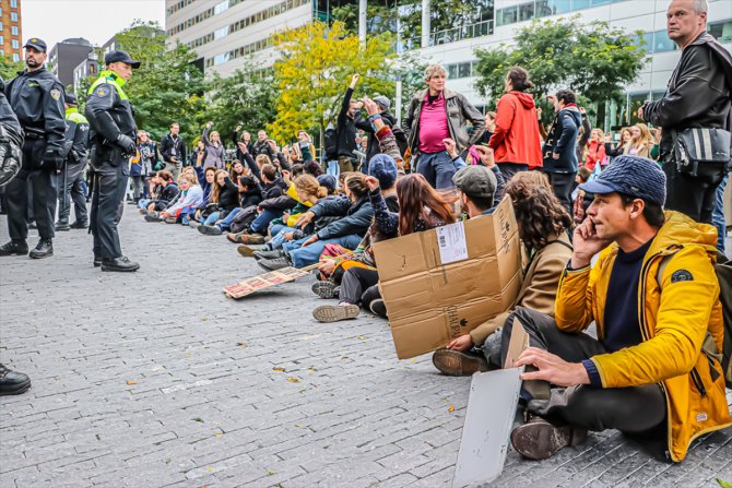 Hollanda'da "iklim değişikliği"ne karşı işgal eylemleri