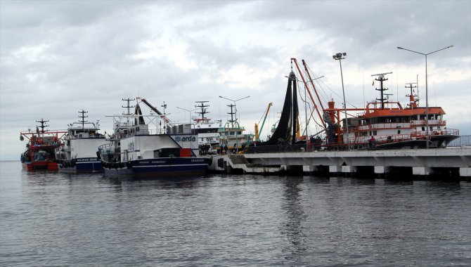 Karadeniz'de olumsuz hava koşulları balıkçıları zorluyor