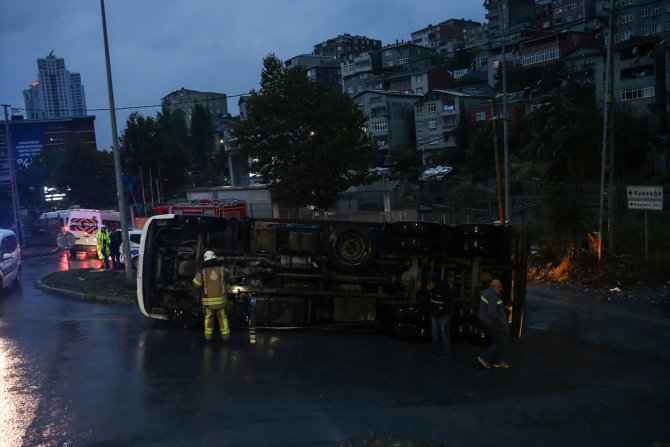 Sarıyer'de devrilen kamyonun şoförü yaralandı