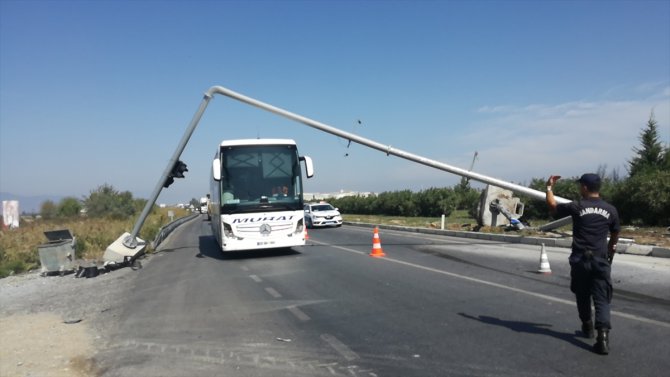 Aydın'da turistleri taşıyan midibüs direğe çarptı: 4 yaralı