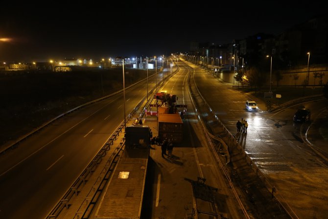 İstanbul'da devrilen tırın sürücüsü yaralandı