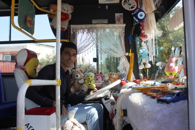 Kullandığı halk otobüsünü oyuncakçıya çevirdi