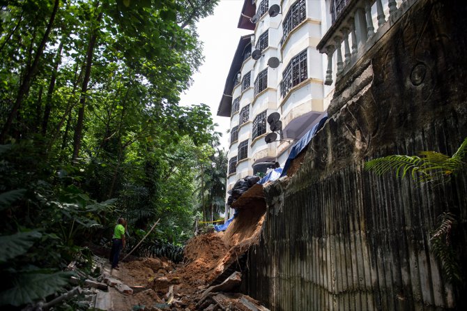 Malezya'da apartmanın zemininde toprak kayması