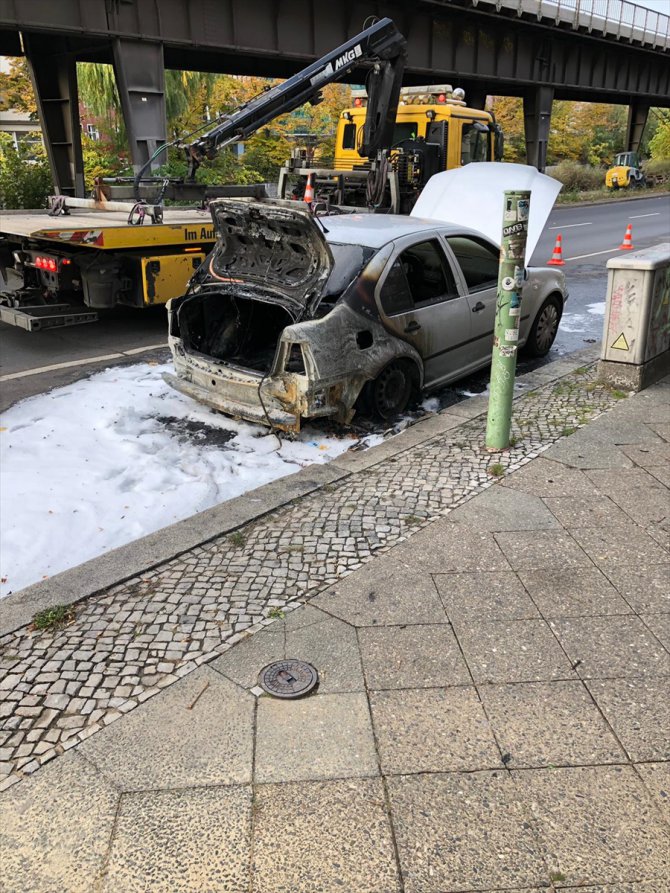 Türkiye'nin Berlin Büyükelçiliği'ne ait diplomatik plakalı araç kundaklandı