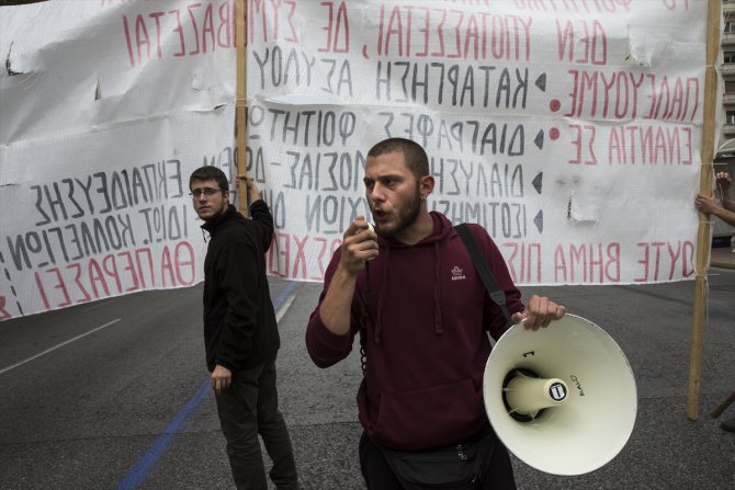 Yunanistan'da öğrenciler ile polis arasında arbede