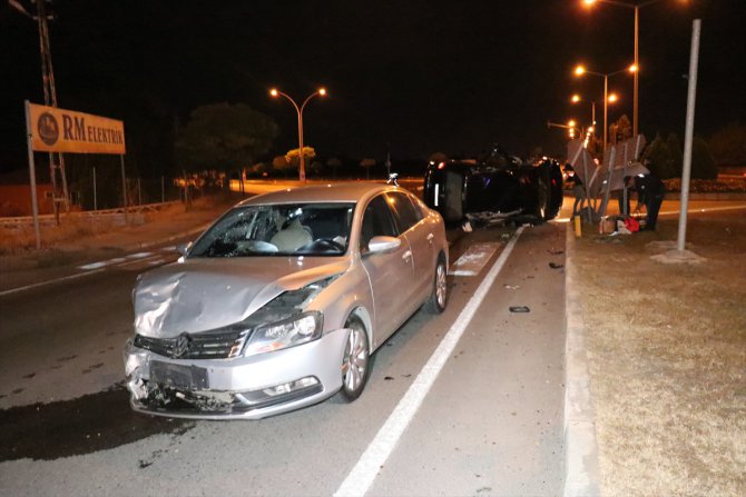 Erzincan'da otomobille kamyonet çarpıştı: 4 yaralı