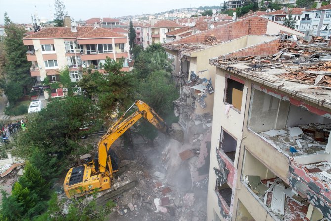 Büyükçekmece'de risk taşıyan binaların yıkımına başlandı