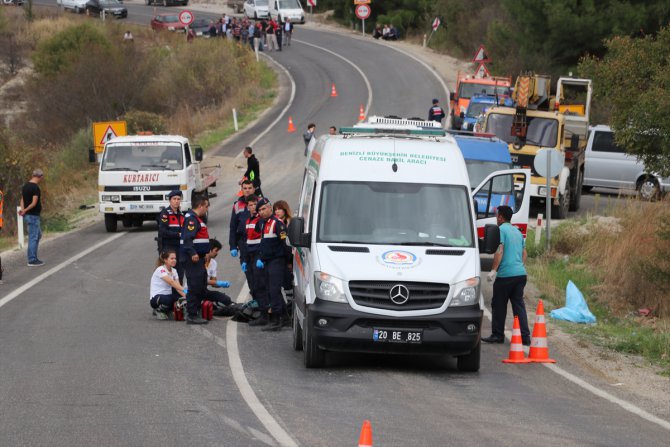 Denizli'de kamyon traktöre çarptı: 3 ölü, 1 yaralı