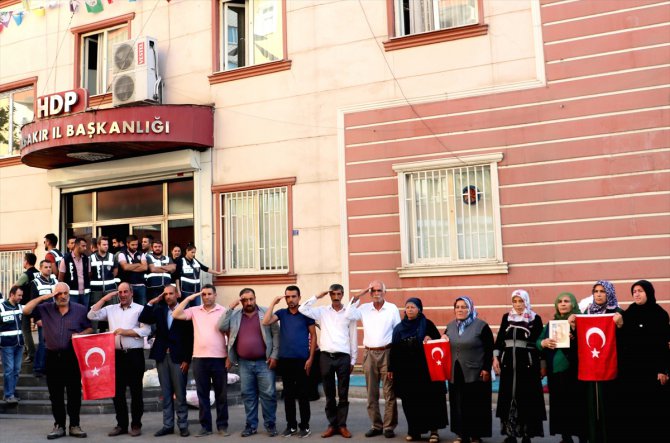 HDP önünde oturma eylemi yapan ailelerden asker selamı